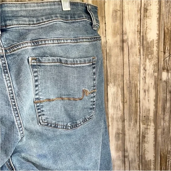 Maurices Mid Rise Light Wash Short Straight Leg Jeans - Picture 5 of 6